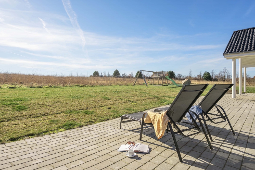Njut av en grillkväll på terrassen i lyxstuga nr 479 i Østjylland