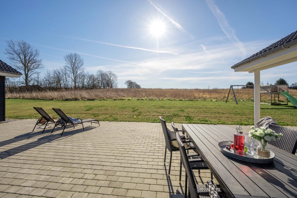 På terrassen i sommarhus nr 479 finns det plats för upp till 26 gäster.