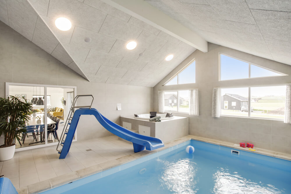 Sommarstuga 489 är inredd med en smakfull poolavdelning som har vattenrutschbana, ett stort inbyggt spapad och bastu