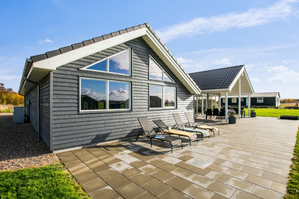 Njut av en grillkväll på terrassen i lyxstuga nr 489 i Østjylland
