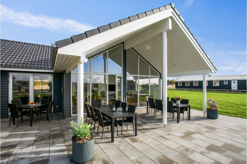 På terrassen i sommarhus nr 489 finns det plats för upp till 18 gäster.