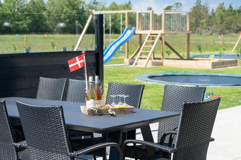 Njut av en grillkväll på terrassen i lyxstuga nr 475 i Vestjylland