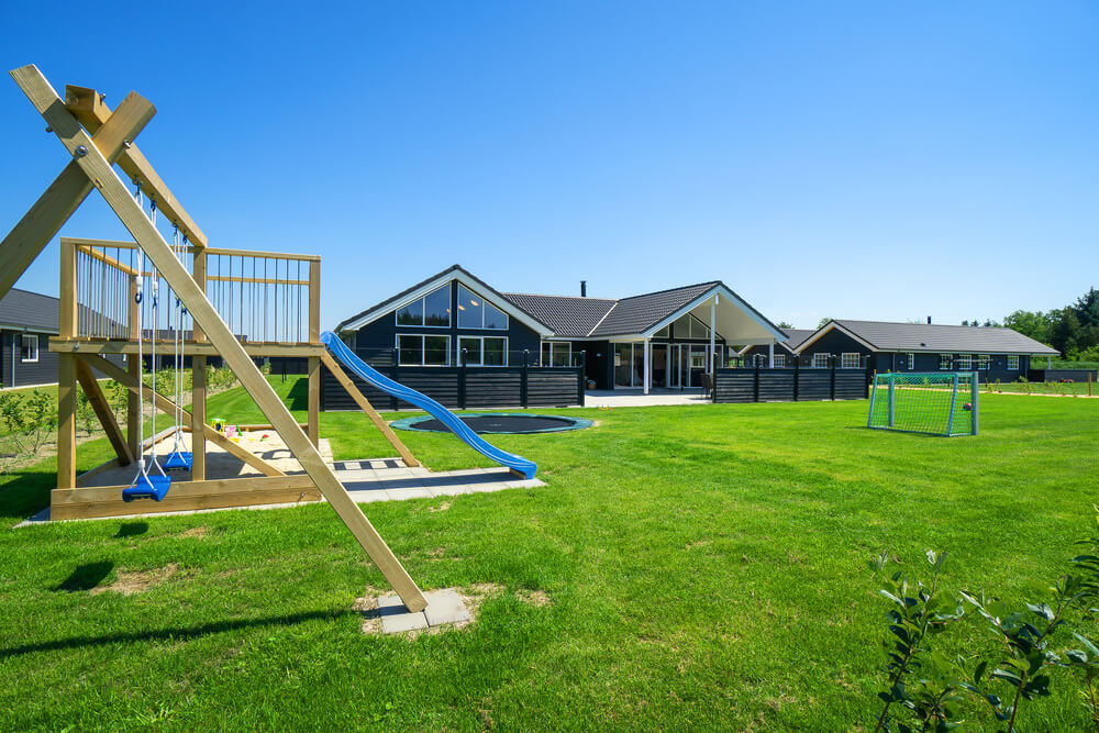 Till den trevliga sommarstugan nr 475 i Vestjylland erbjuds en mängd utomhusaktiviteter, t.ex. lektorn och gungor