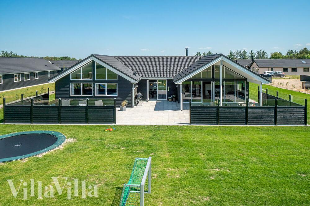 Den praktfulla poolstugan nr 475 med plats för 18 personer ligger i Vestjylland