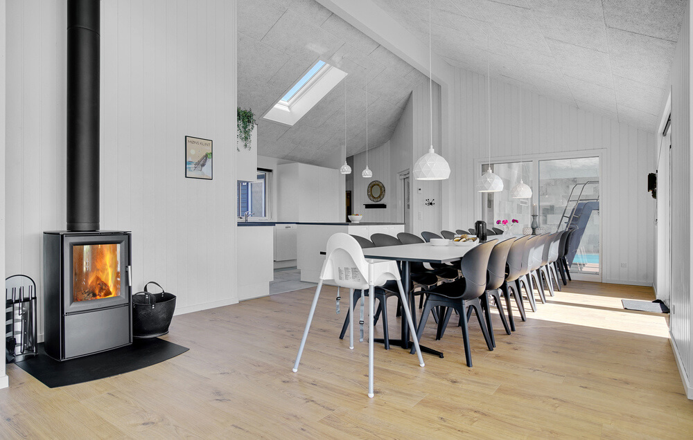 Det stora ljusa vardagsrummet i lyxstuga nr 490 för 18.