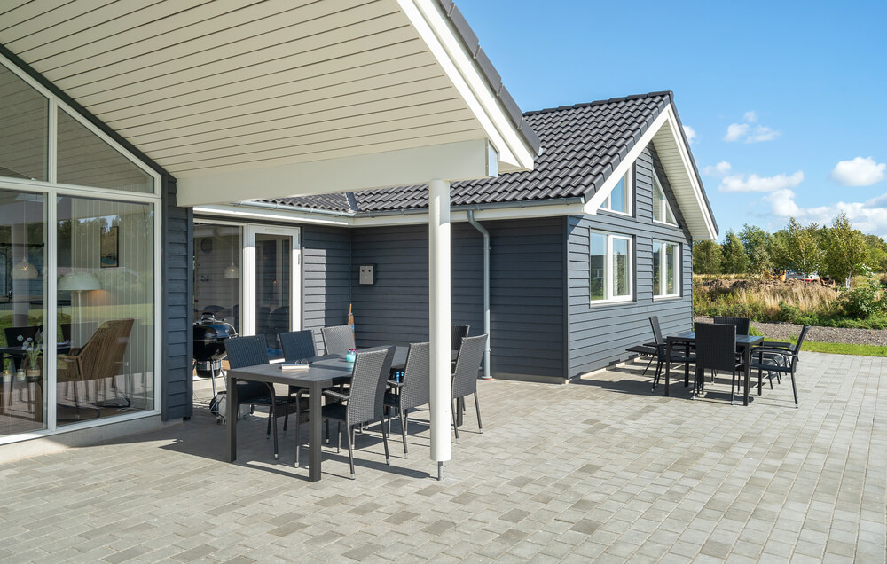 Njut av en grillkväll på terrassen i lyxstuga nr 490 i Lolland/Falster/Møn