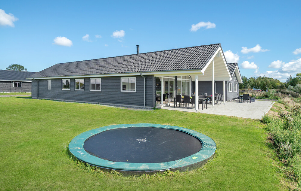Till den trevliga sommarstugan nr 490 i Lolland/Falster/Møn erbjuds en mängd utomhusaktiviteter, t.ex. lektorn och gungor