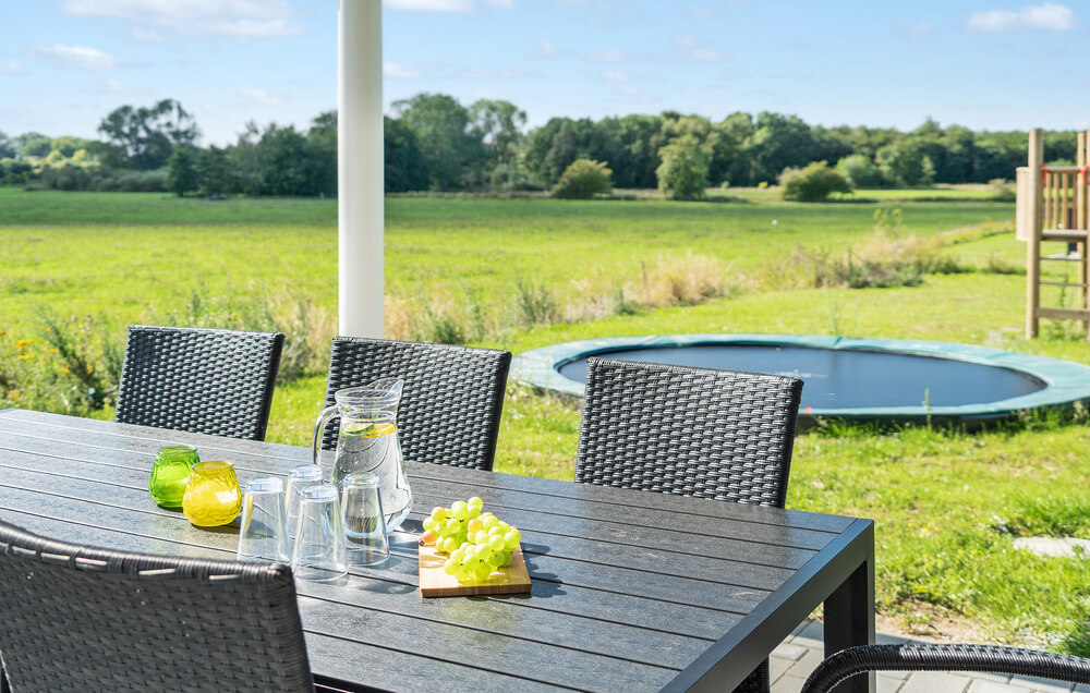 På terrassen i sommarhus nr 490 finns det plats för upp till 18 gäster.