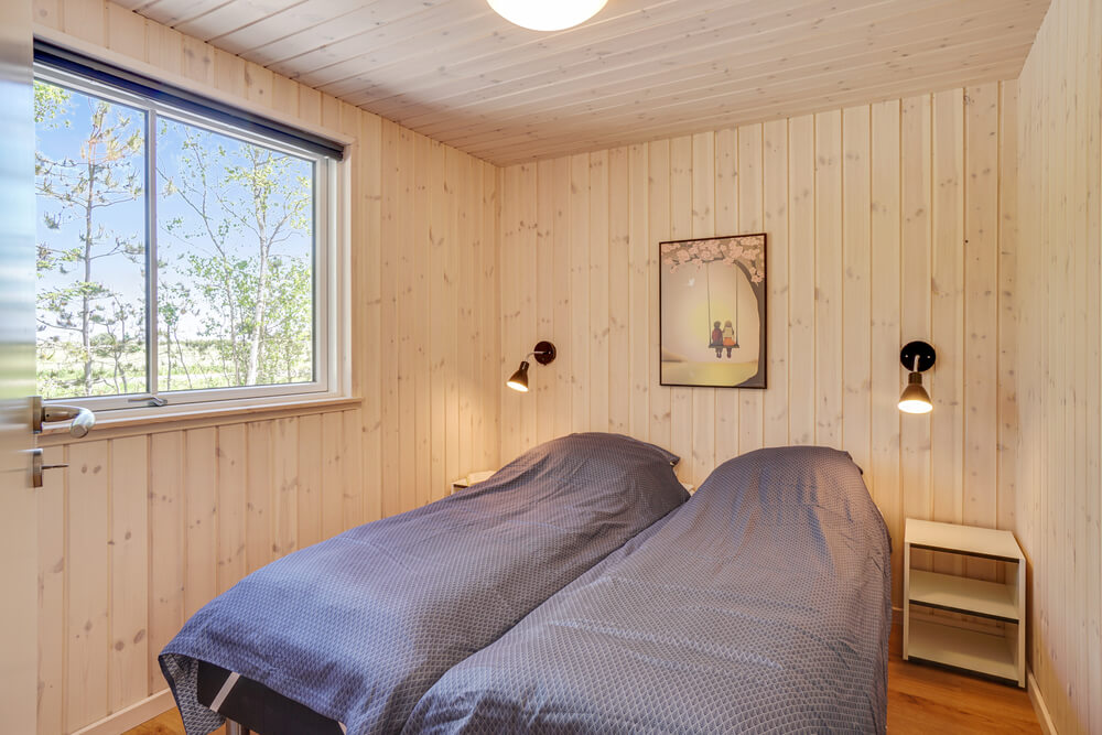 Ett av de 7 utmärkta sovrummen i lyxstuga nr 494 i Nordjylland.