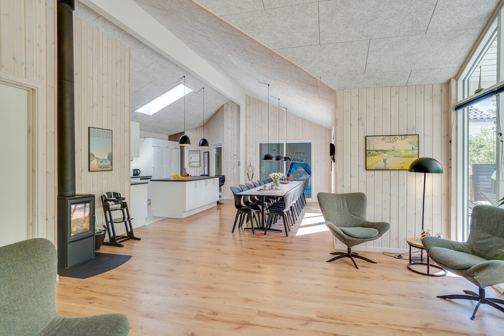Det stora ljusa vardagsrummet i lyxstuga nr 494 för 18.