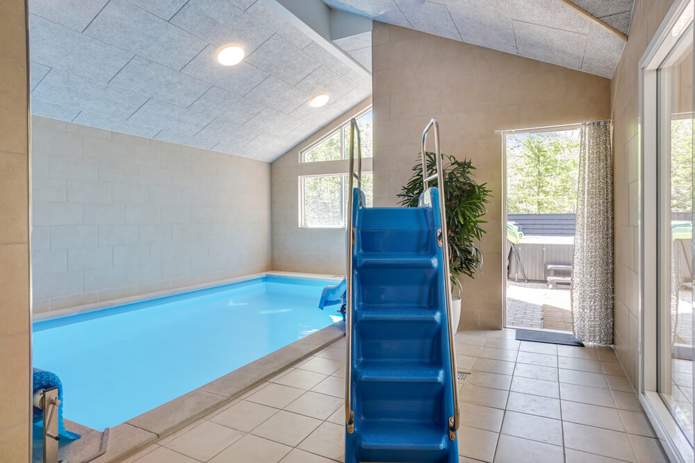 Den härliga poolen i lyxstuga nr 494 för 18 personer