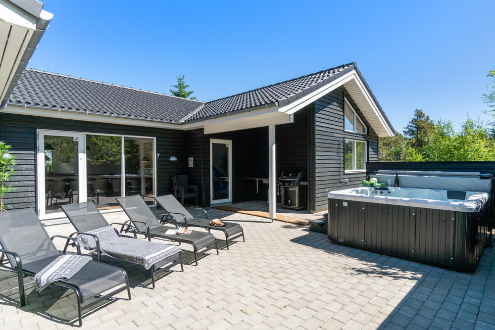 På terrassen i sommarhus nr 494 finns det plats för upp till 18 gäster.