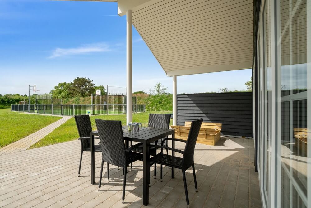 Stor terrass i lyxstuga nr 500 i Nordjylland.
