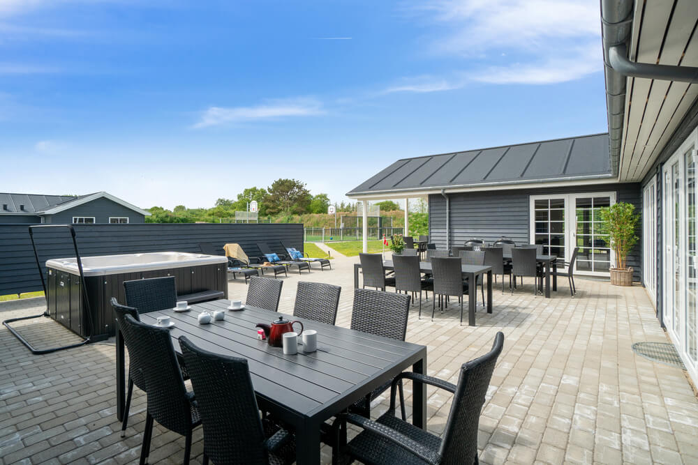 På terrassen i sommarhus nr 500 finns det plats för upp till 26 gäster.