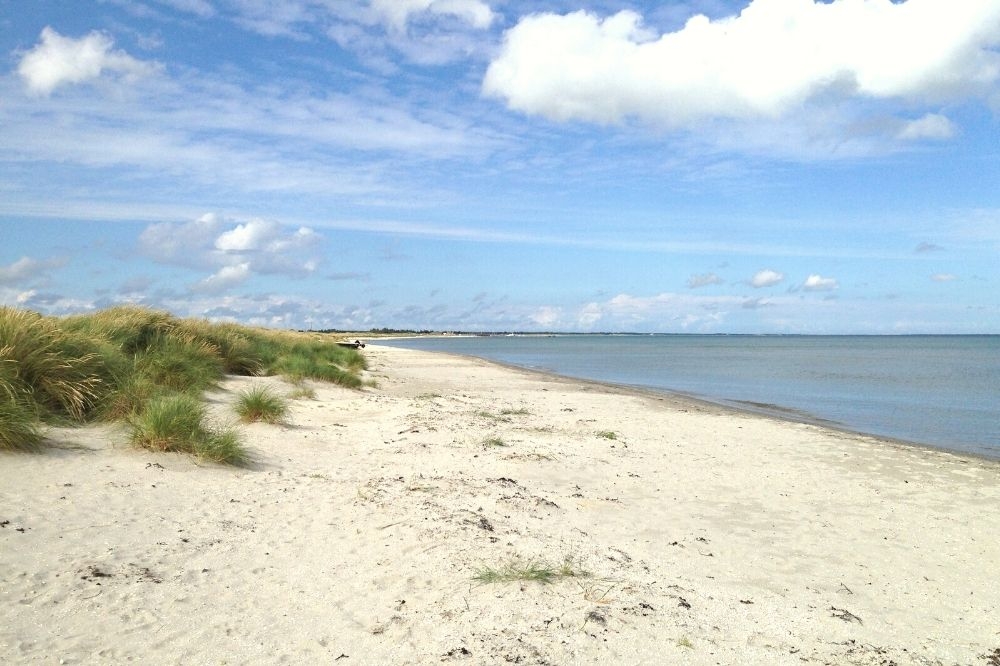 Den vackra stranden i närheten av lyxhus 500 vid Nordjylland.