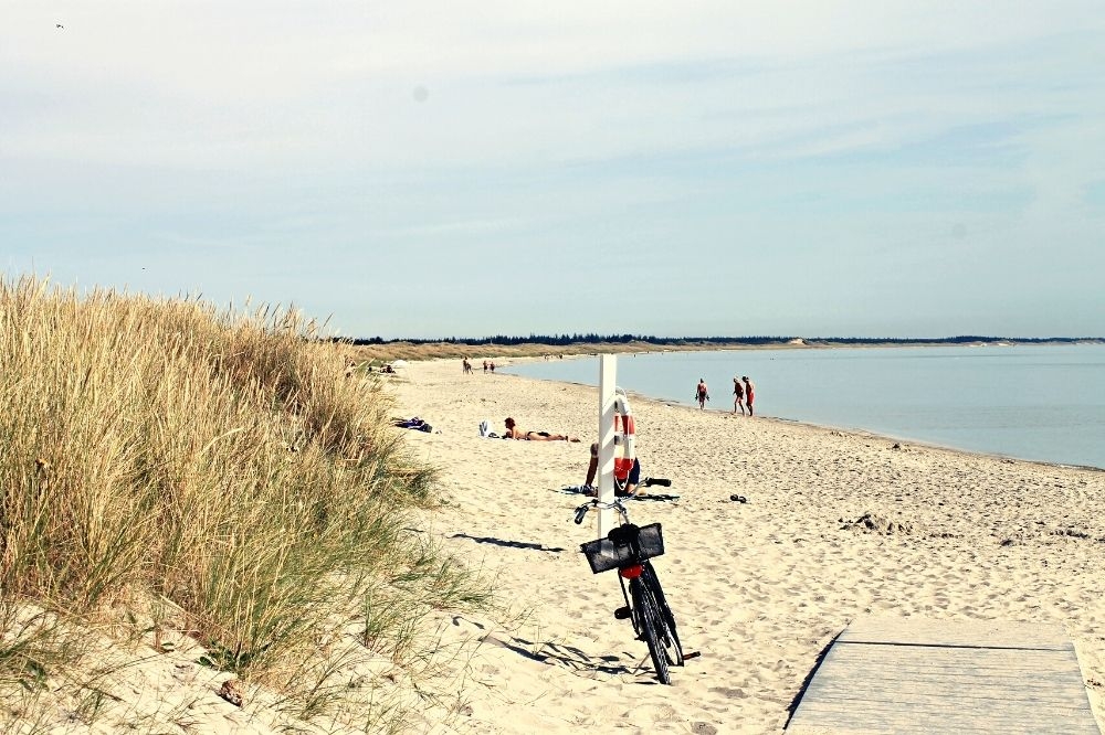 Stranden i närheten av lyxhus 500.