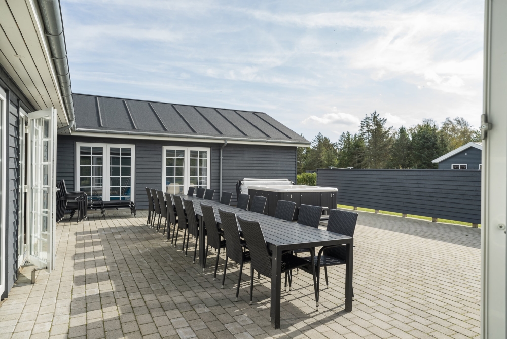 Njut av en grillkväll på terrassen i lyxstuga nr 500 i Nordjylland