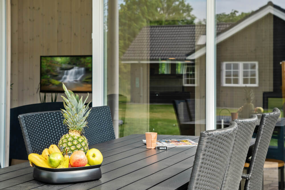 Njut av en grillkväll på terrassen i lyxstuga nr 492 i Østjylland