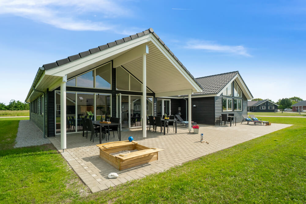 På terrassen i sommarhus nr 492 finns det plats för upp till 18 gäster.