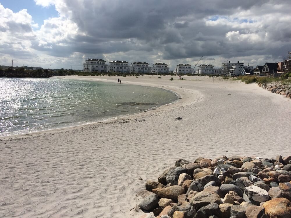 Stranden i närheten av lyxhus 730 i Tyskland bjuder in till en promenad.