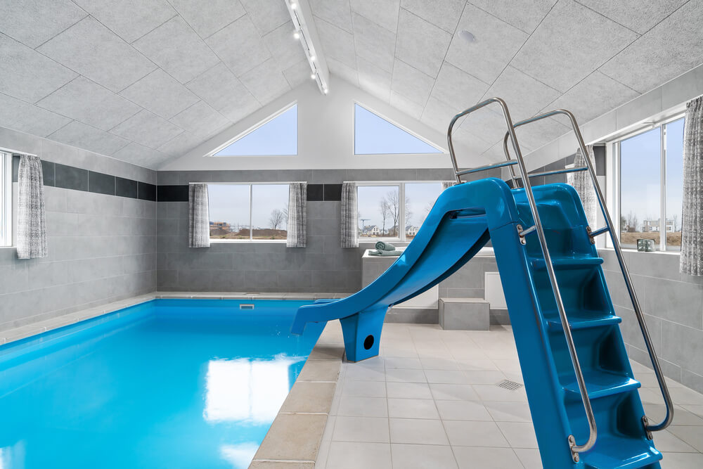 Sommarstuga 730 är inredd med en smakfull poolavdelning som har vattenrutschbana, ett stort inbyggt spapad och bastu