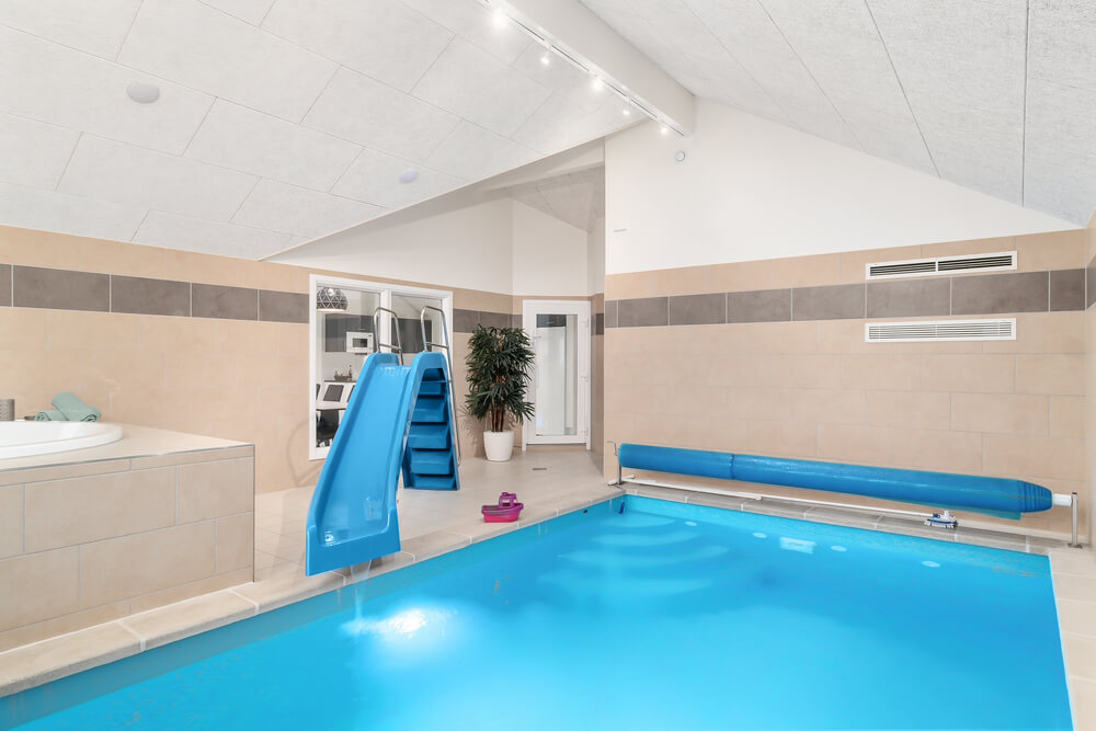 Den härliga poolen i lyxstuga nr 733 för 18 personer