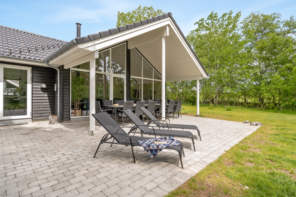 Lyxstuga nr 519 har en härlig terrass med sköna trädgårdsmöbler för 14 personer.