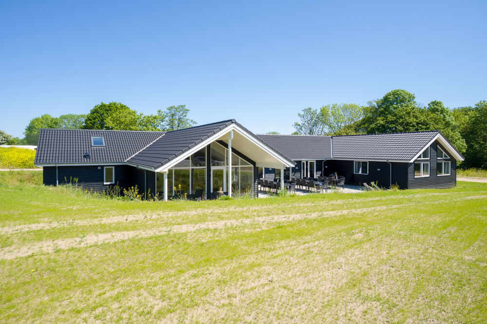 Njut av en grillkväll på terrassen i lyxstuga nr 491 i Sydjylland