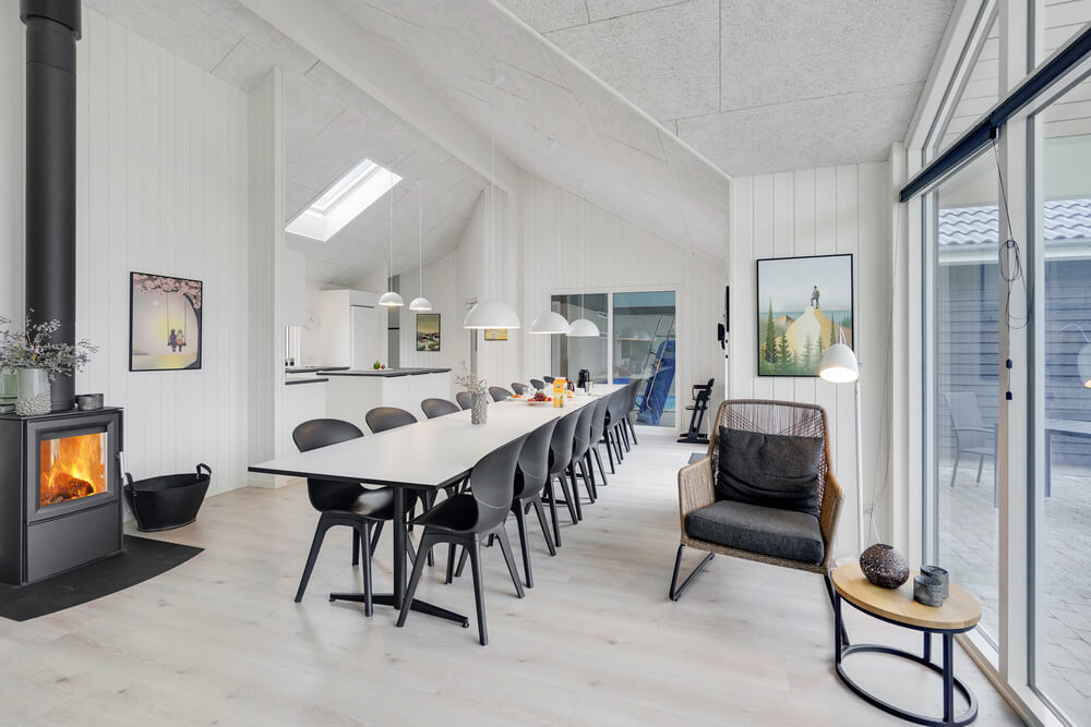 Det stora ljusa vardagsrummet i lyxstuga nr 509 för 16.