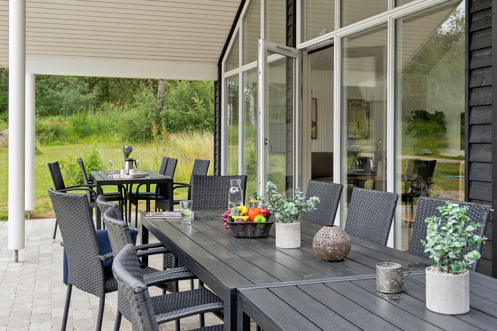 På terrassen i sommarhus nr 509 finns det plats för upp till 16 gäster.