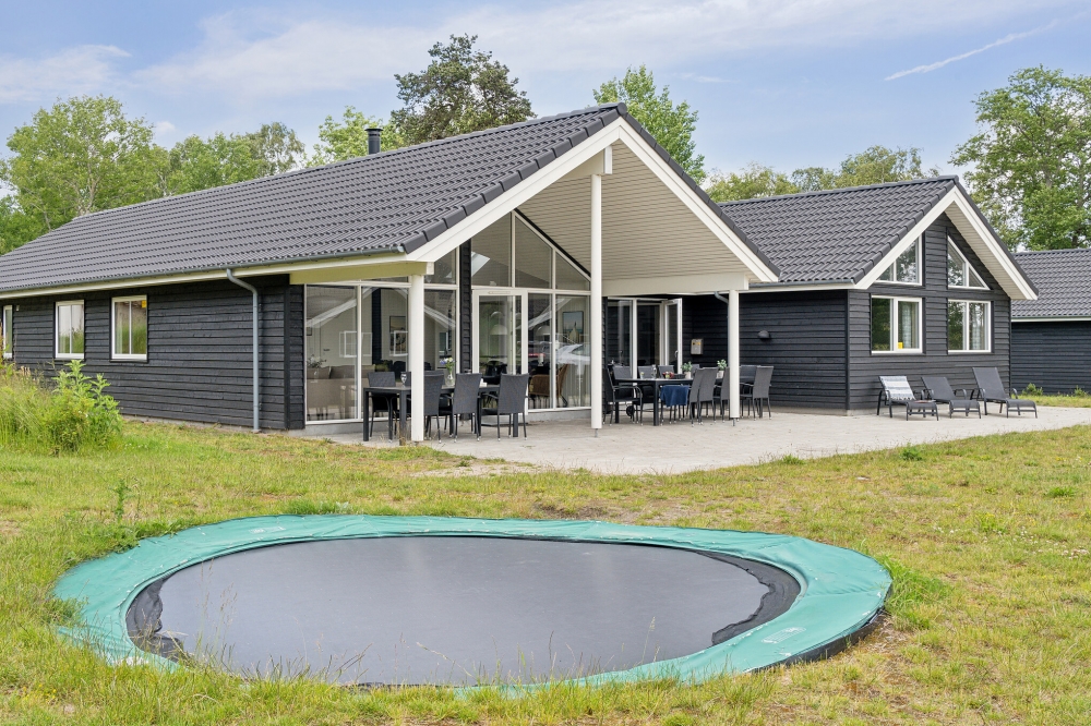 Till den trevliga sommarstugan nr 509 i Lolland/Falster/Møn erbjuds en mängd utomhusaktiviteter, t.ex. lektorn och gungor