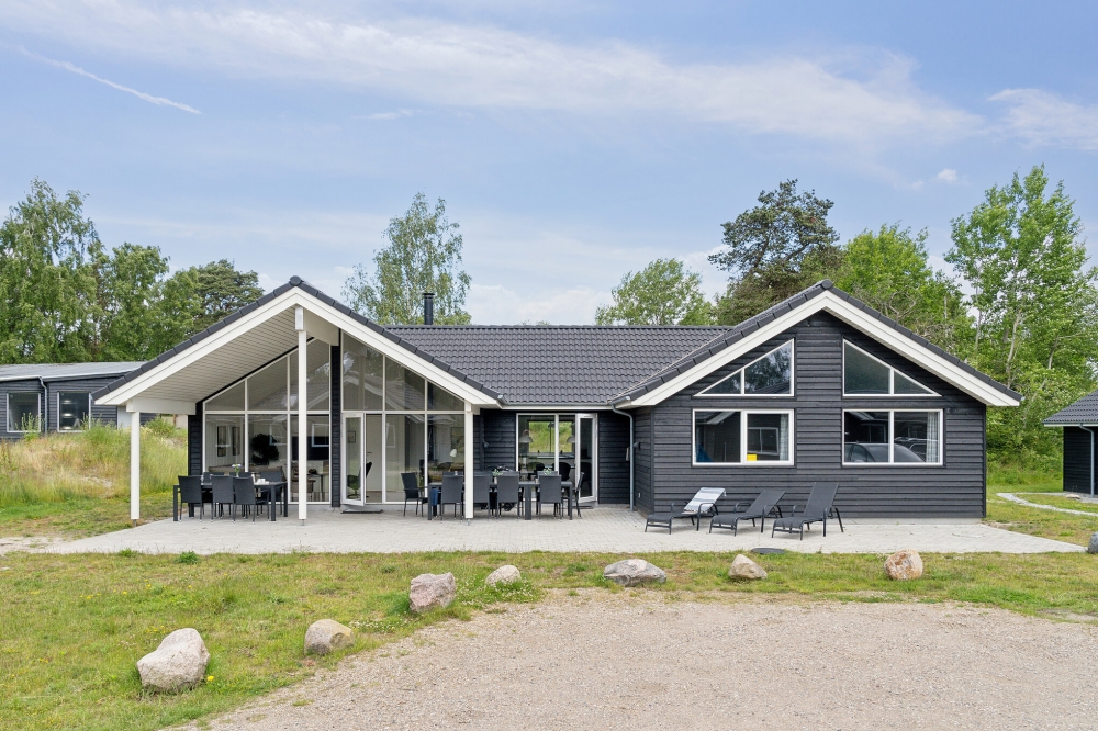 Lyxstuga nr 509 har en härlig terrass med sköna trädgårdsmöbler för 16 personer.