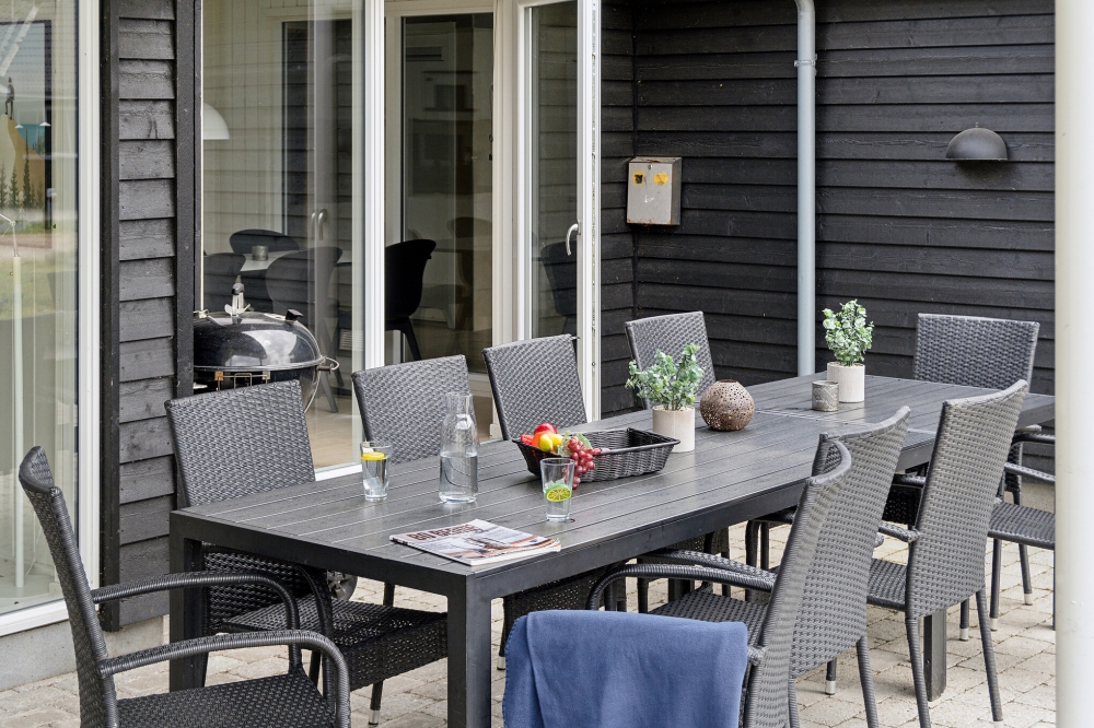 Njut av en grillkväll på terrassen i lyxstuga nr 509 i Lolland/Falster/Møn