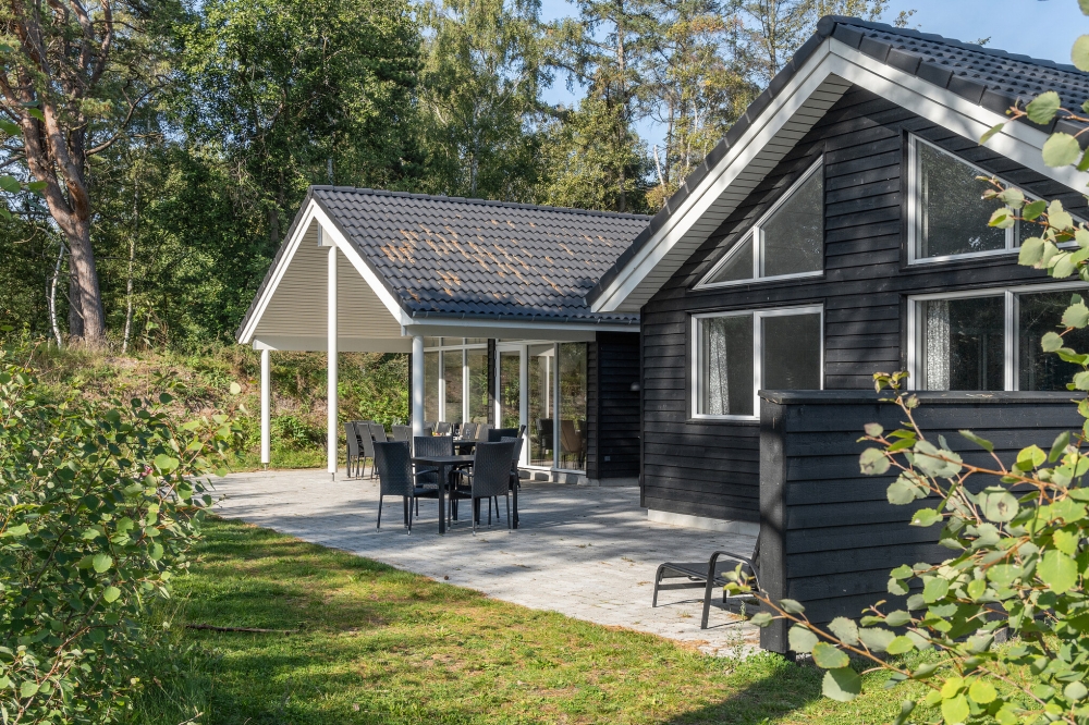 Njut av en grillkväll på terrassen i lyxstuga nr 517 i Lolland/Falster/Møn
