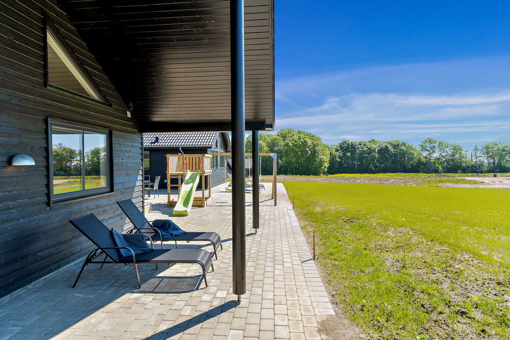 Njut av en grillkväll på terrassen i lyxstuga nr 493 i Sydjylland
