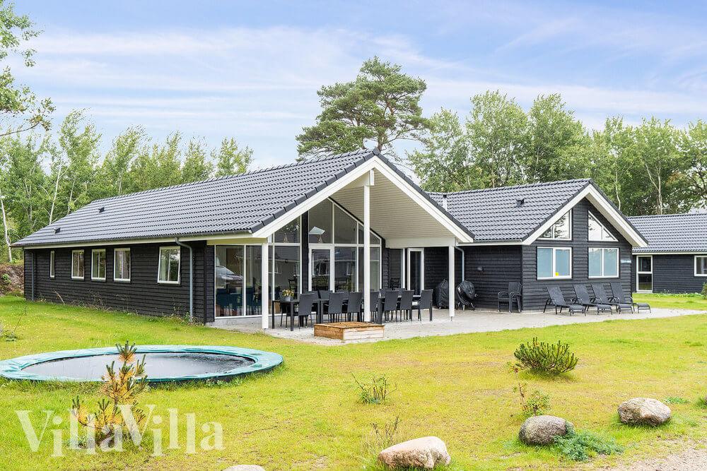Den praktfulla poolstugan nr 506 med plats för 18 personer ligger i Lolland/Falster/Møn
