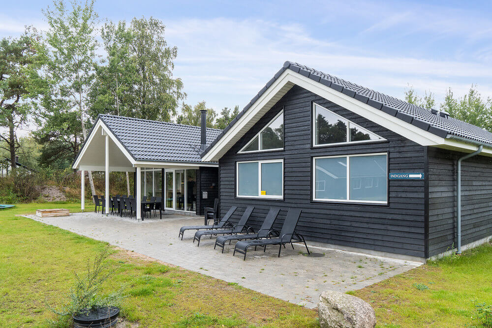 Njut av en grillkväll på terrassen i lyxstuga nr 506 i Lolland/Falster/Møn