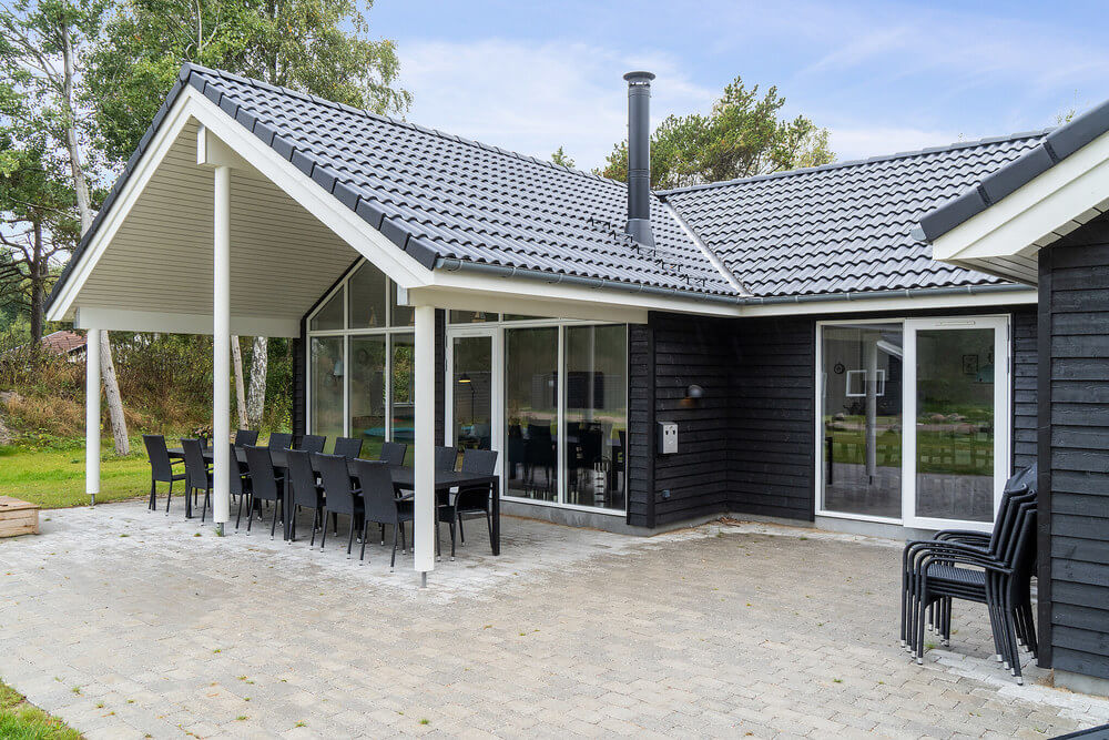 Lyxstuga nr 506 har en härlig terrass med sköna trädgårdsmöbler för 18 personer.