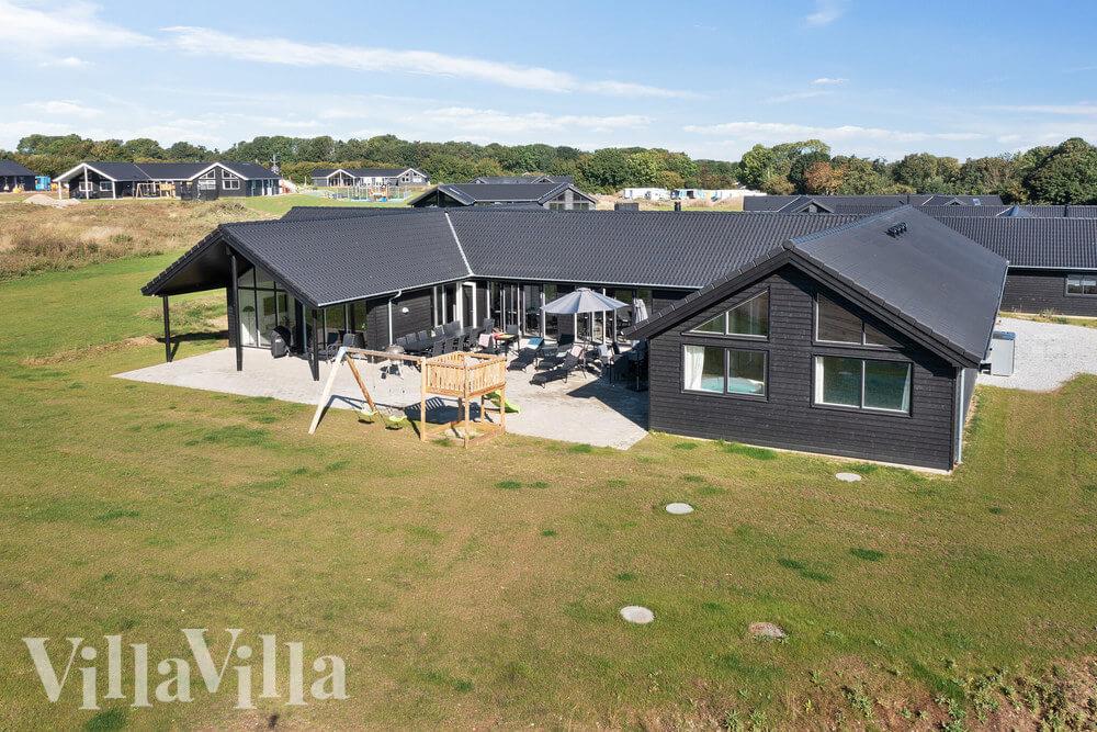 Den praktfulla poolstugan nr 497 med plats för 26 personer ligger i Sydjylland