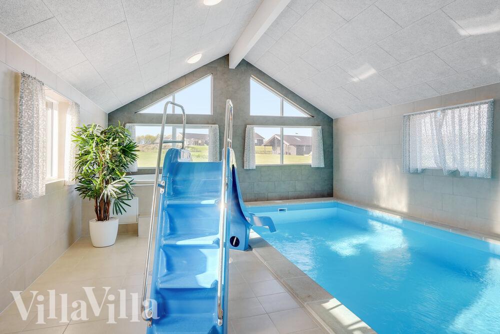 Sommarstuga 499 är inredd med en smakfull poolavdelning som har vattenrutschbana, ett stort inbyggt spapad och bastu