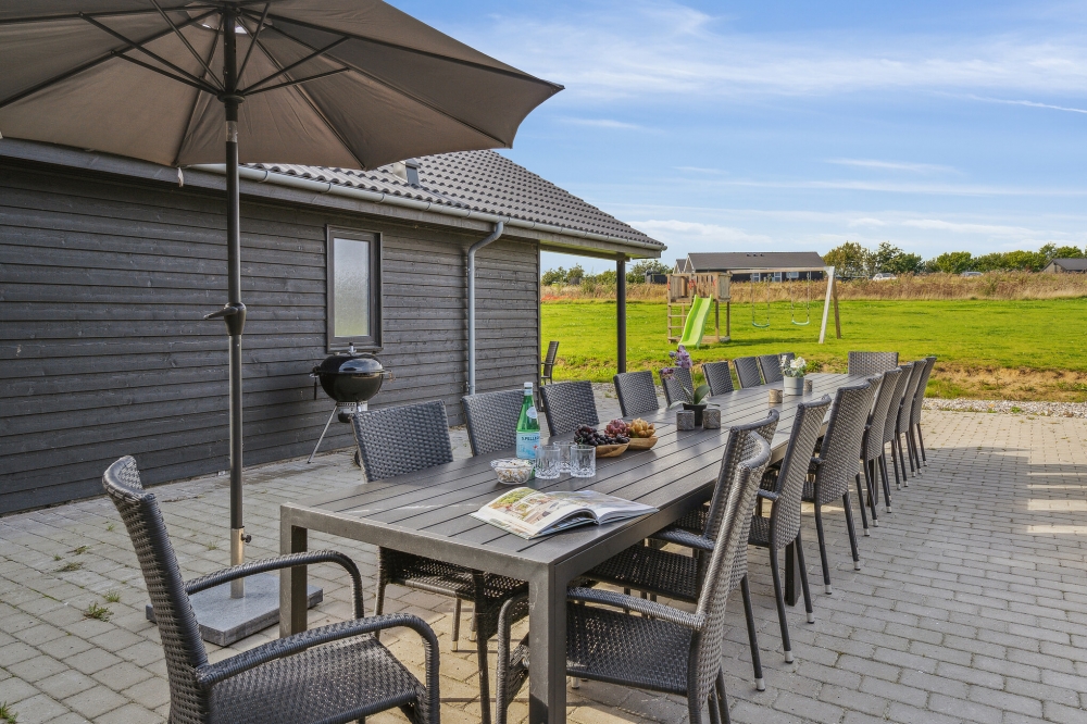 Njut av en grillkväll på terrassen i lyxstuga nr 499 i Sydjylland