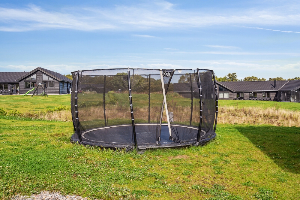 Till den trevliga sommarstugan nr 499 i Sydjylland erbjuds en mängd utomhusaktiviteter, t.ex. lektorn och gungor