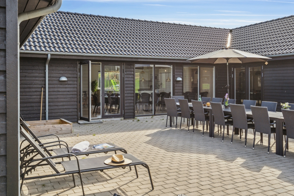 Lyxstuga nr 499 har en härlig terrass med sköna trädgårdsmöbler för 24 personer.