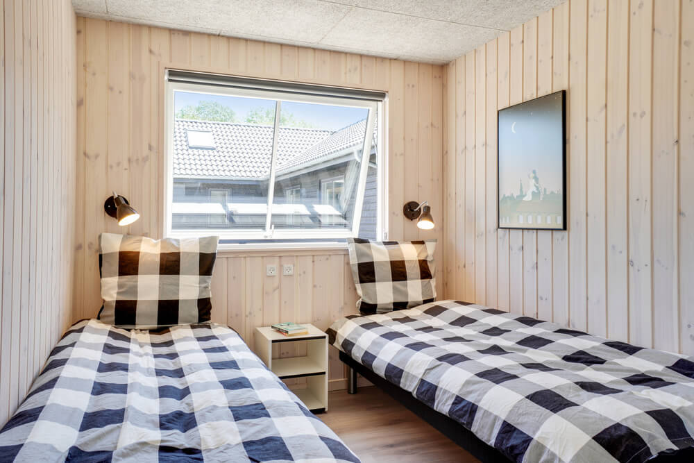 Ett av de 12 utmärkta sovrummen i lyxstuga nr 531 i Sydjylland.
