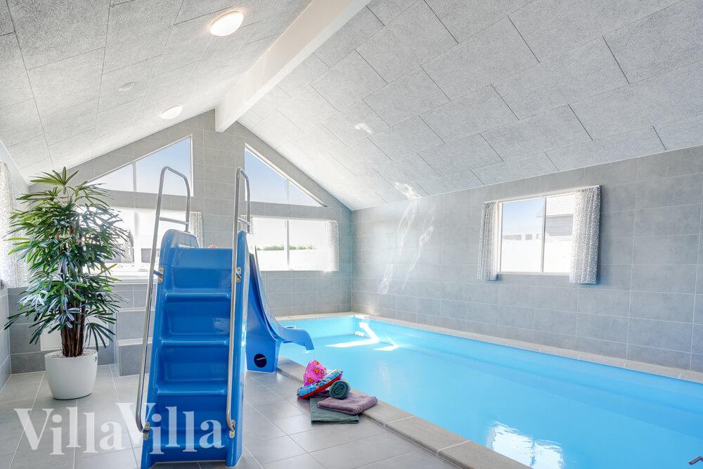 Sommarstuga 531 är inredd med en smakfull poolavdelning som har vattenrutschbana, ett stort inbyggt spapad och bastu
