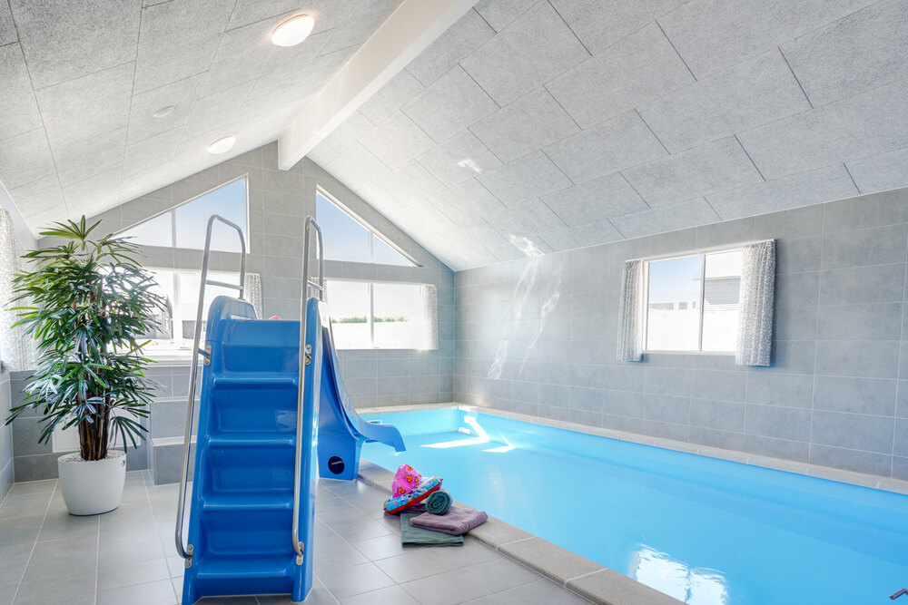 Sommarstuga 531 är inredd med en smakfull poolavdelning som har vattenrutschbana, ett stort inbyggt spapad och bastu