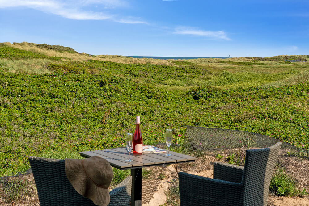Njut av en grillkväll på terrassen i lyxstuga nr 514 i Nordjylland