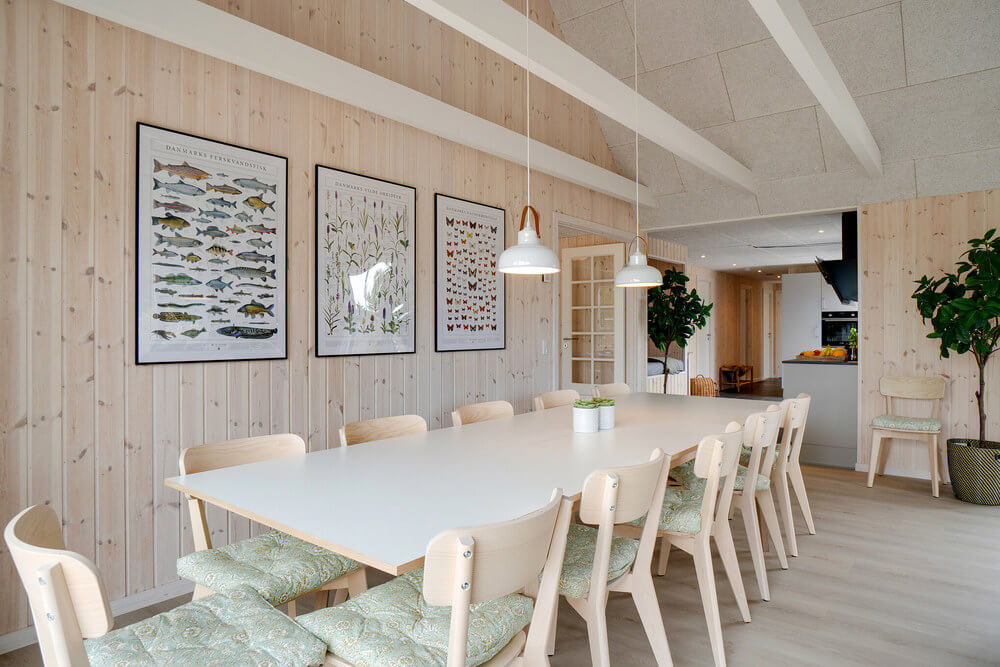 Vardagsrummet i lyxstuga nr. 518 har plats för 14 personer.