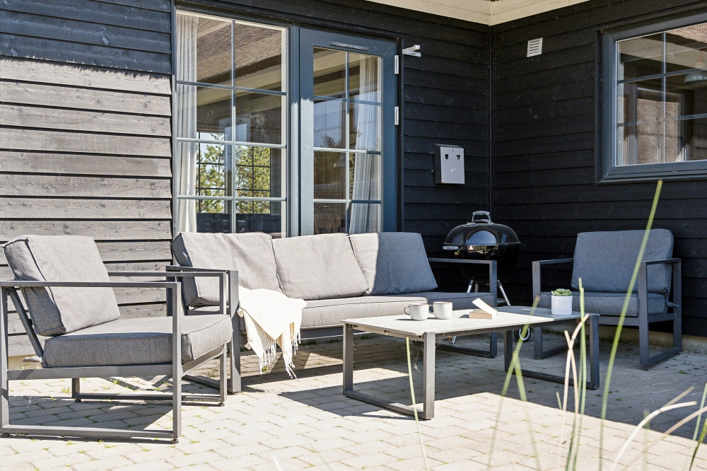 Njut av en grillkväll på terrassen i lyxstuga nr 518 i Vestjylland