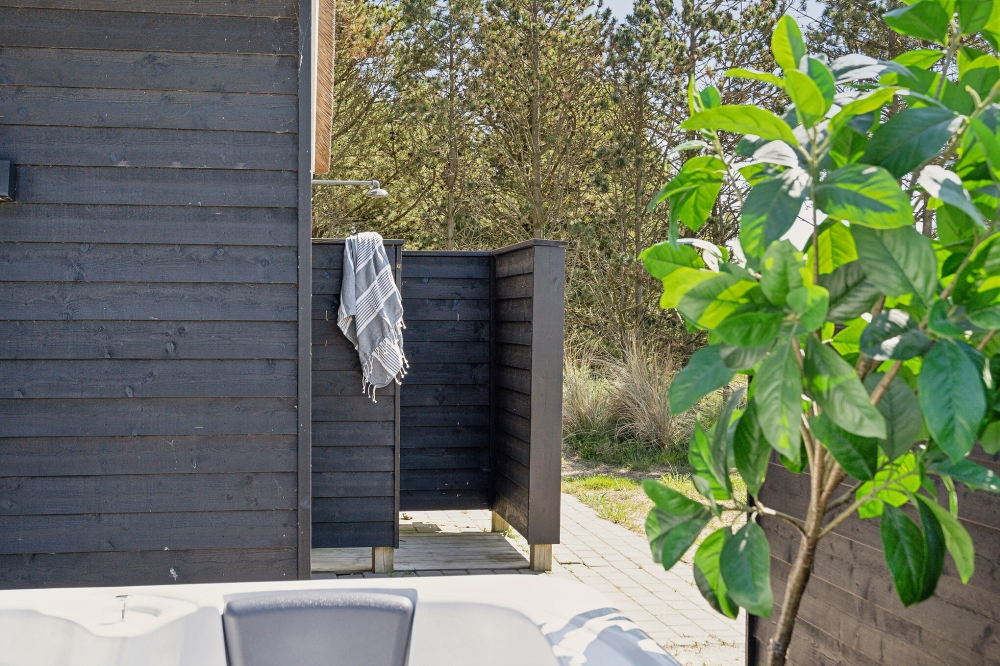 På terrassen i sommarhus nr 518 finns det plats för upp till 14 gäster.
